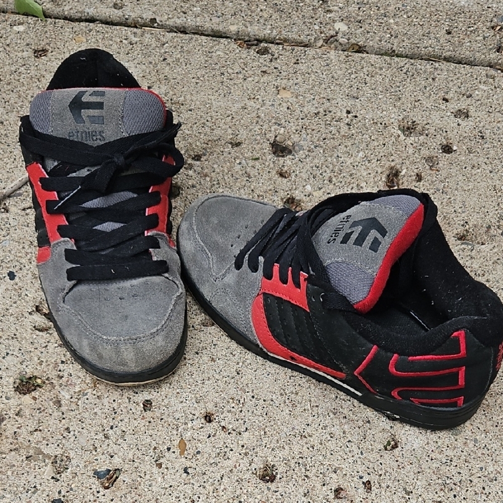 Etnies Gray and Red Sneakers High-Top Skate Style